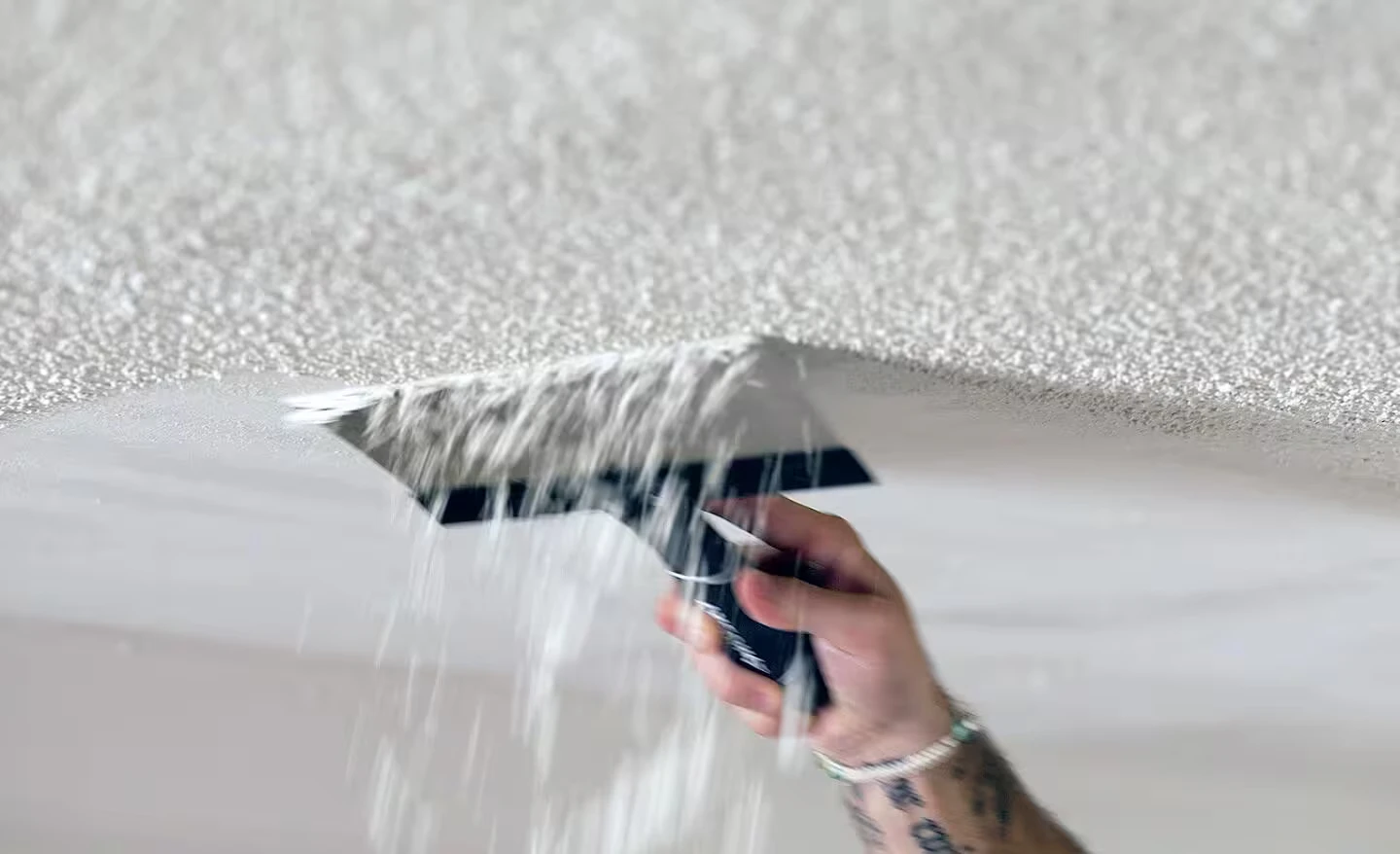 how-to-remove-popcorn-ceiling-step-4_09-10-2024