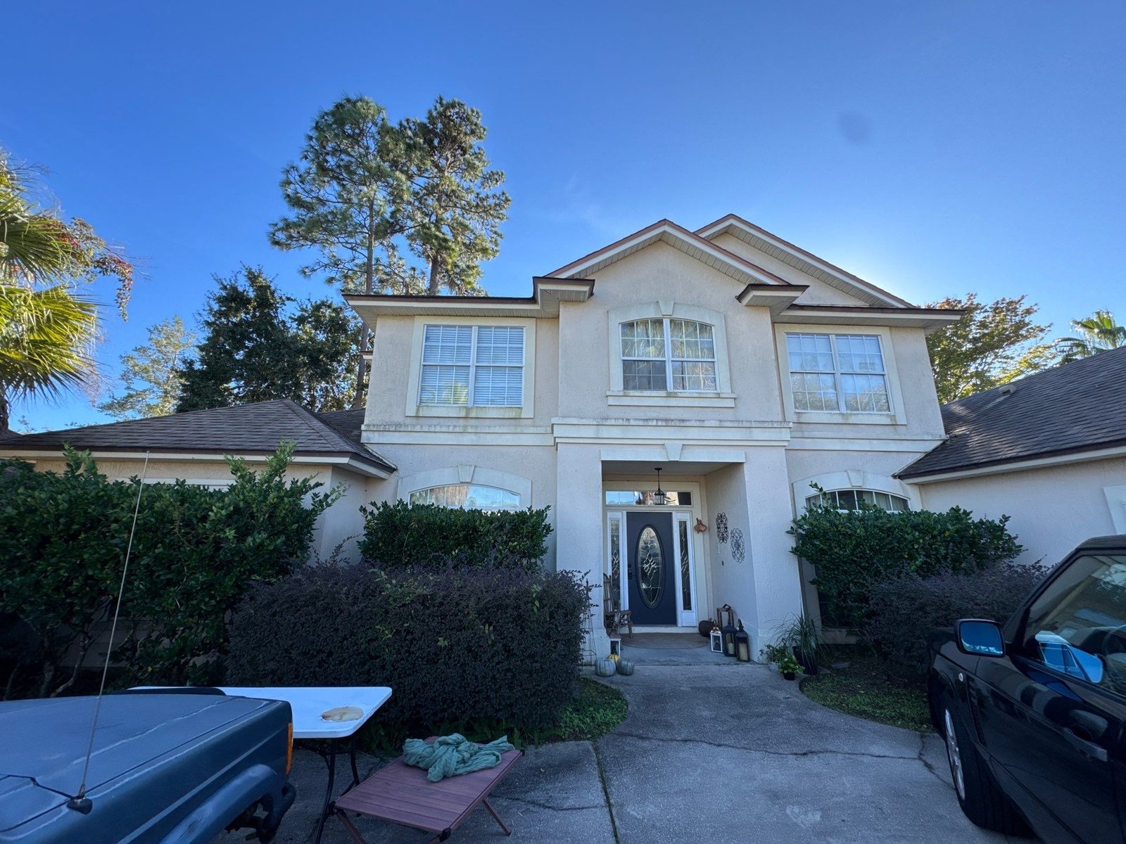 Front of an Eagle Harbor stucco home before painting, showing the exterior condition after approximately 20 years.